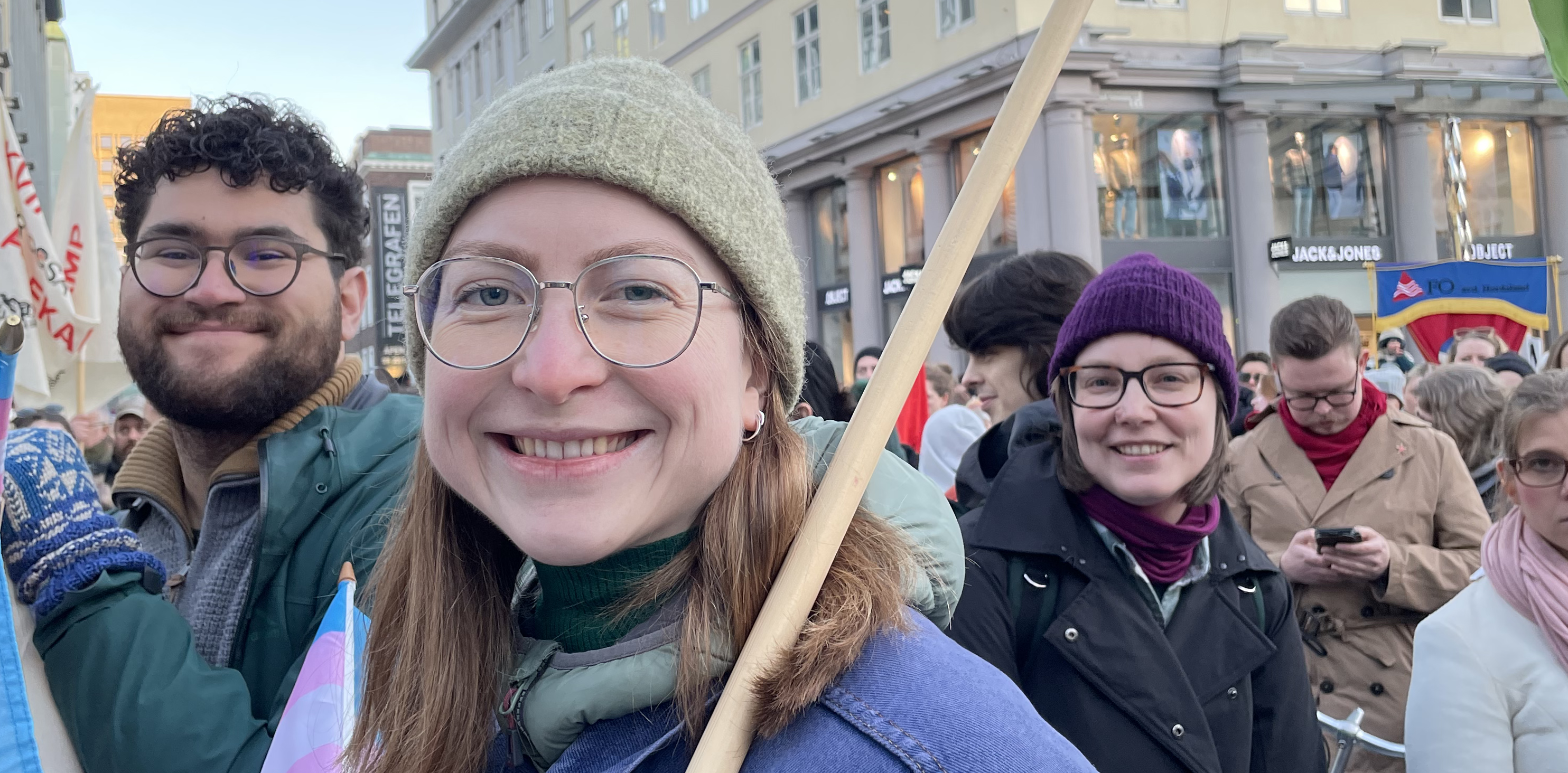 Oscar, Eline og Suzanne med grønt flagg og transflagg på 8. mars.