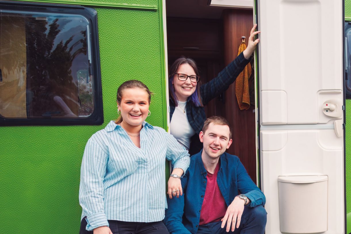 Foto av Frøya, Andreas og Suzanne ved en grønn campingvogn