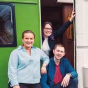 Foto av Frøya, Andreas og Suzanne ved en grønn campingvogn